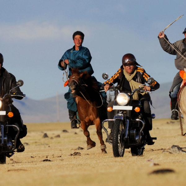 motards-en-royal-enfield-et-cavaliers-mongols