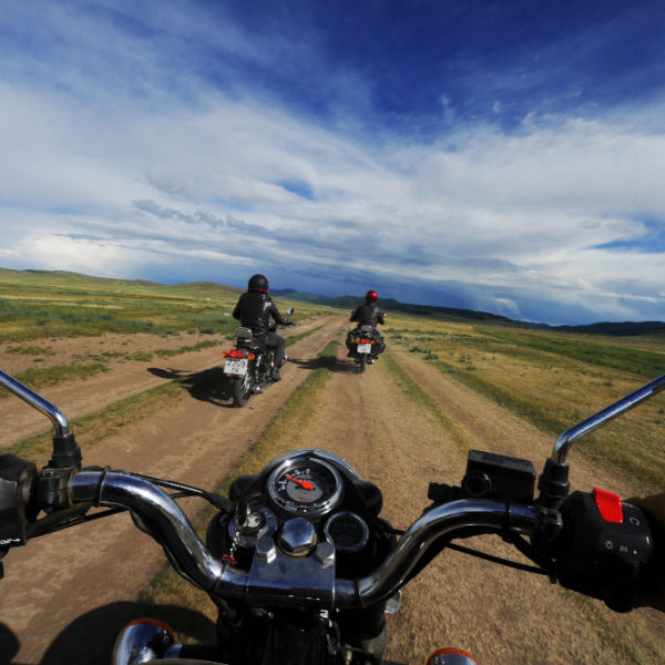 Un tour de Mongolie à moto Royal Enfield avec les français de Vintage Rides