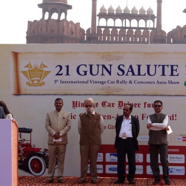 Cheif-guest-on-stage-of-21-Gun-Salute-International-vintage-car-Rally